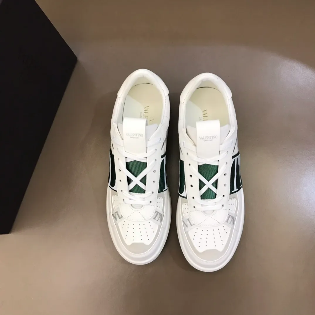p440 "Valentin*" new spring and summer calfskin lace-up sneakers. No man should be able to refuse these shoes. The classic color scheme is so handsome! Purchase a high-precision replica of the original version to instantly sell off the market currency! 6 VLTN logo rubber effect straps - Valentino Garavani Logo printed on the back and tongue, all materials are customized to ensure quality! Size: 38-44